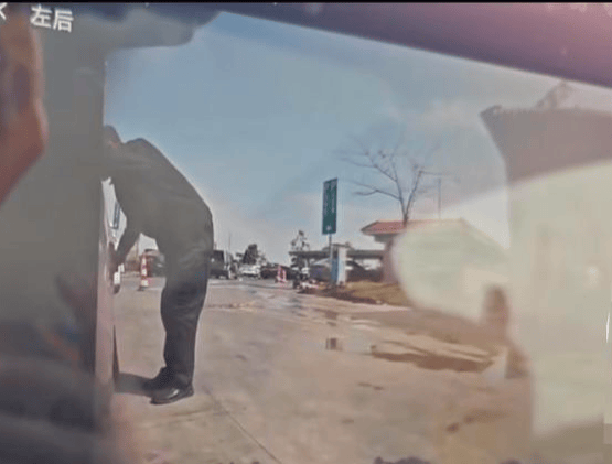 小米SU7在服务区被恶意割胎<strong></p>
<p>币币</strong>,阳西警方通报:嫌疑人被当场抓获,已刑拘!