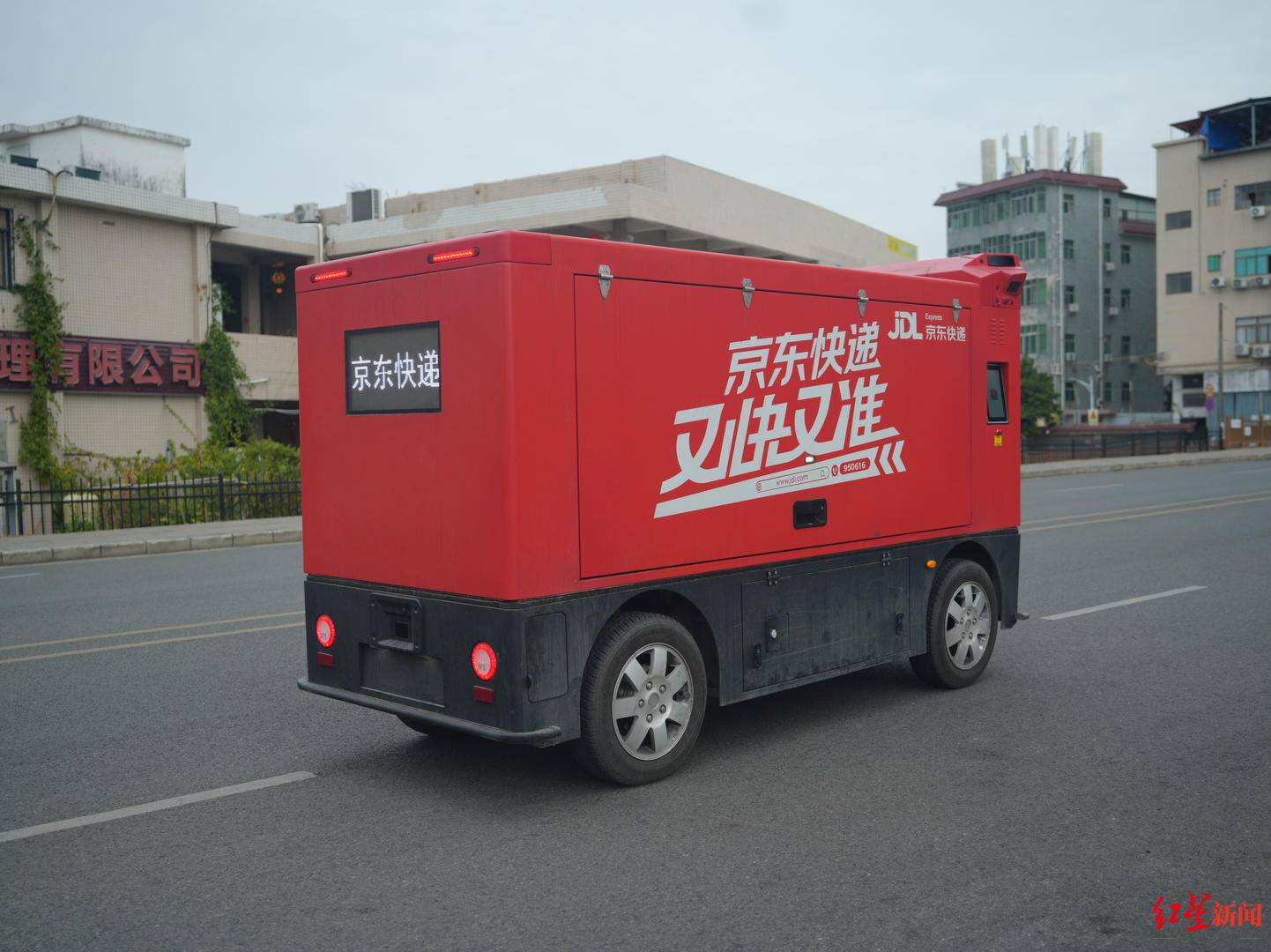 成都无人配送车越来越多:快递员不怕“抢饭碗”<strong></p>
<p>p币</strong>,路权成普及关键