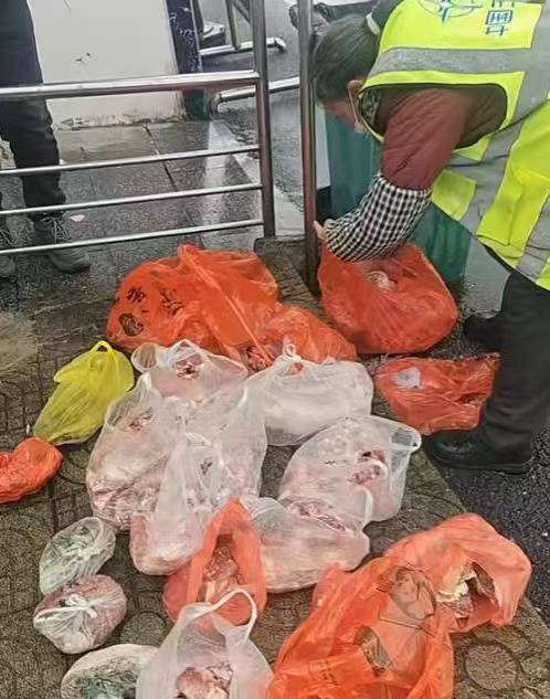 父母给的年货被子女扔进服务区垃圾箱<strong></p>
<p>p币</strong>？疑似当事人回应：实属无奈之举