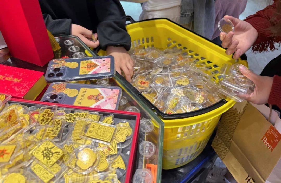 一个假期卖出2万份<strong></p>
<p>零一软件</strong>!年轻人流行全款拿下“第一块金”?