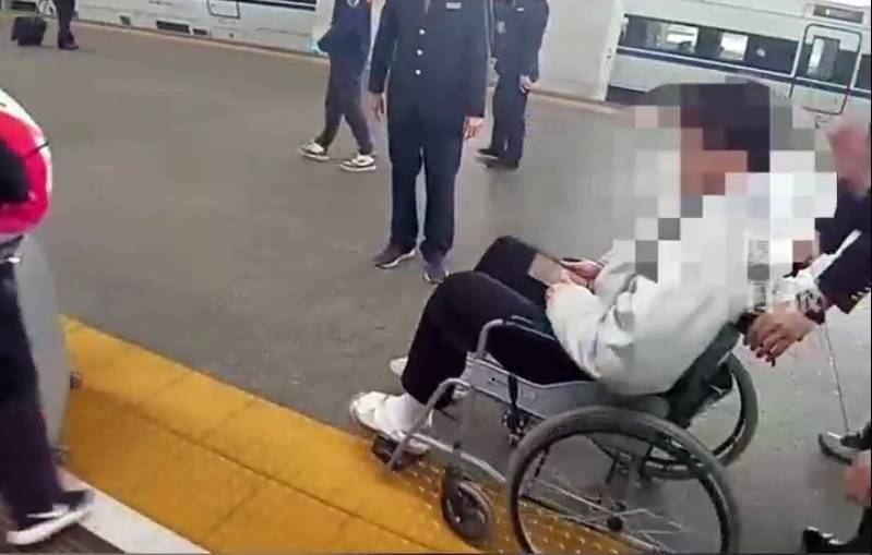 “救命<strong></p>
<p>z币网</strong>,我不想死”!厦门北站,D131次列车突发!