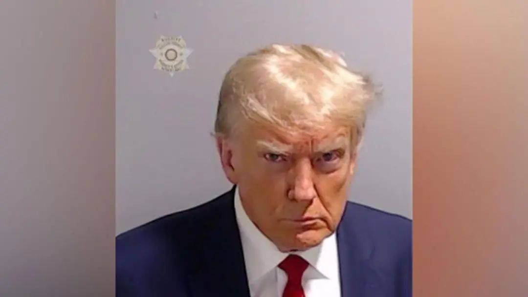 特朗普“嫌犯大头照”<strong></p>
<p>z币网</strong>，被装裱起来挂在白宫