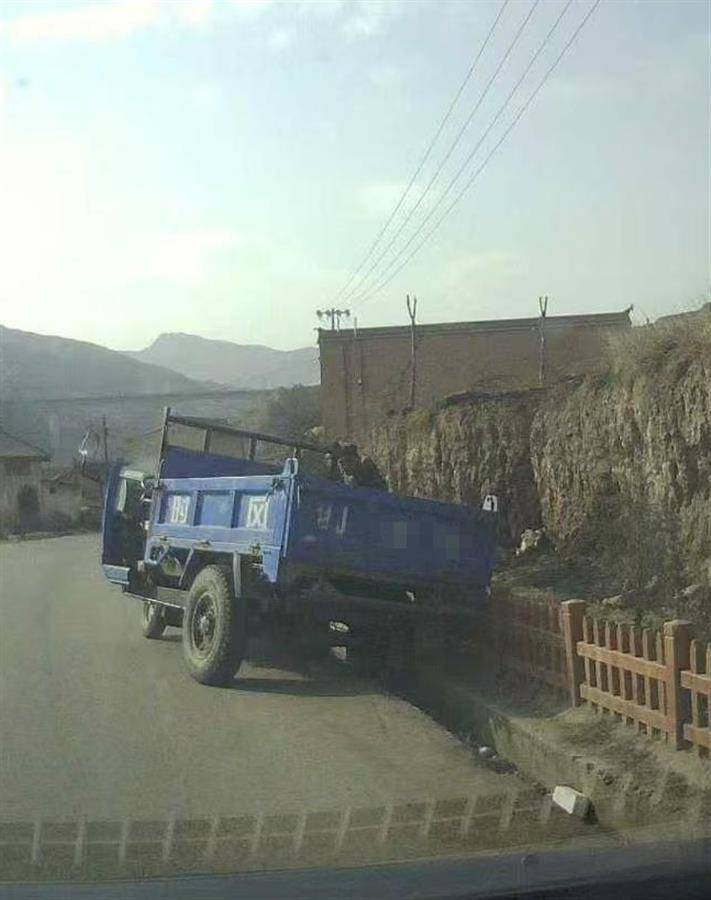 警车把农用车“别进”沟里<strong></p>
<p>宝币网</strong>,三个问题需要澄清
