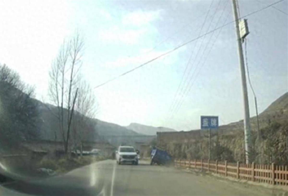 警车把农用车“别进”沟里<strong></p>
<p>宝币网</strong>,三个问题需要澄清