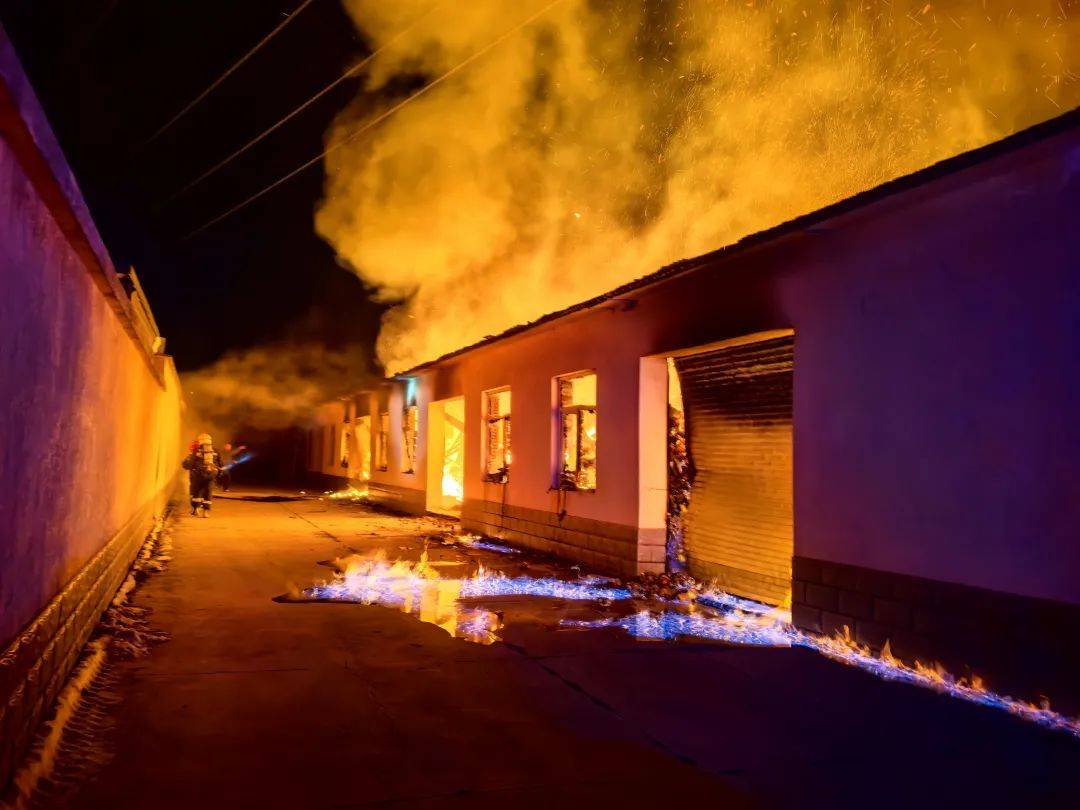 约4000箱白酒火中炸裂<strong></p>
<p>宝币网</strong>,主人痛失60多万!