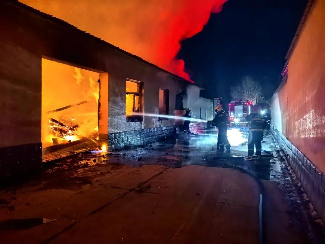 约4000箱白酒火中炸裂<strong></p>
<p>宝币网</strong>,主人痛失60多万!