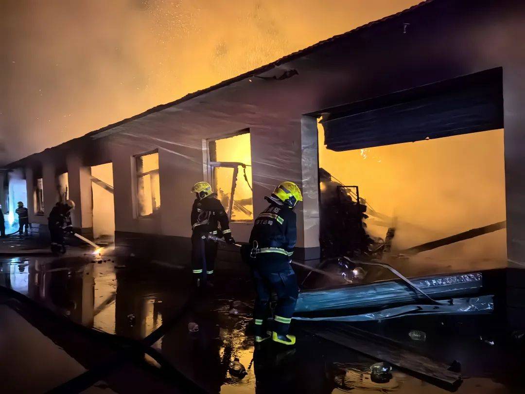 约4000箱白酒火中炸裂<strong></p>
<p>宝币网</strong>,主人痛失60多万!