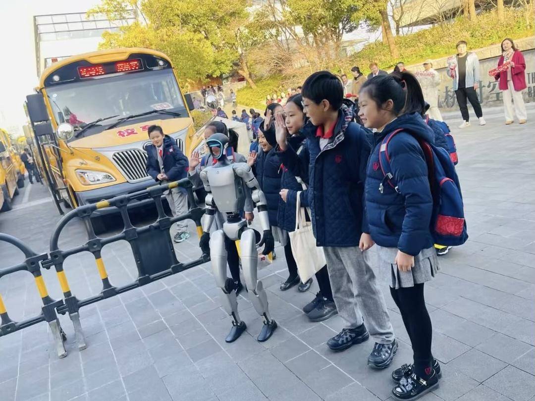 春晚机器人开始全国“打工”:日租金最高1.5万元 有商家已收入超20万元