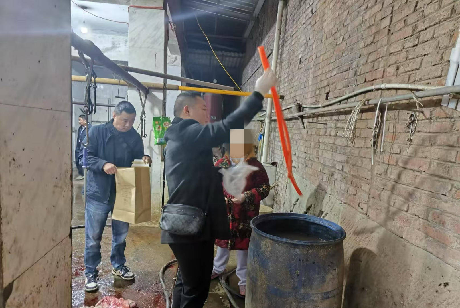 给活牛插管注水每头增重80斤！四川荣县警方破获一起售卖注水牛肉案<strong></p>
<p>场内货币etf</strong>，5人被抓