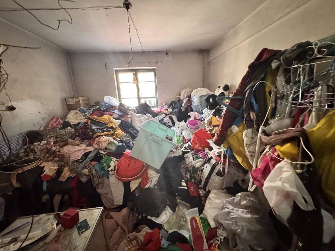 退休金超9000<strong></p>
<p>网络交易的影响</strong>,91岁老人家中却“垃圾成山”!原因心酸