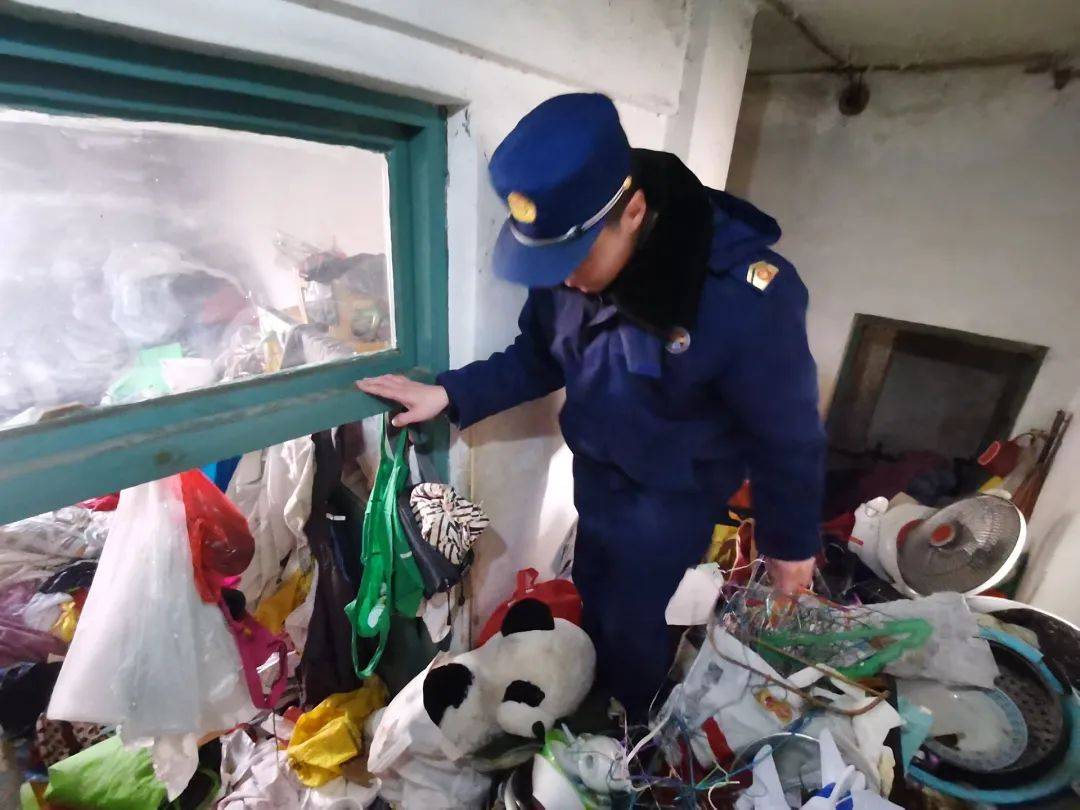 退休金超9000<strong></p>
<p>网络交易的影响</strong>,91岁老人家中却“垃圾成山”!原因心酸