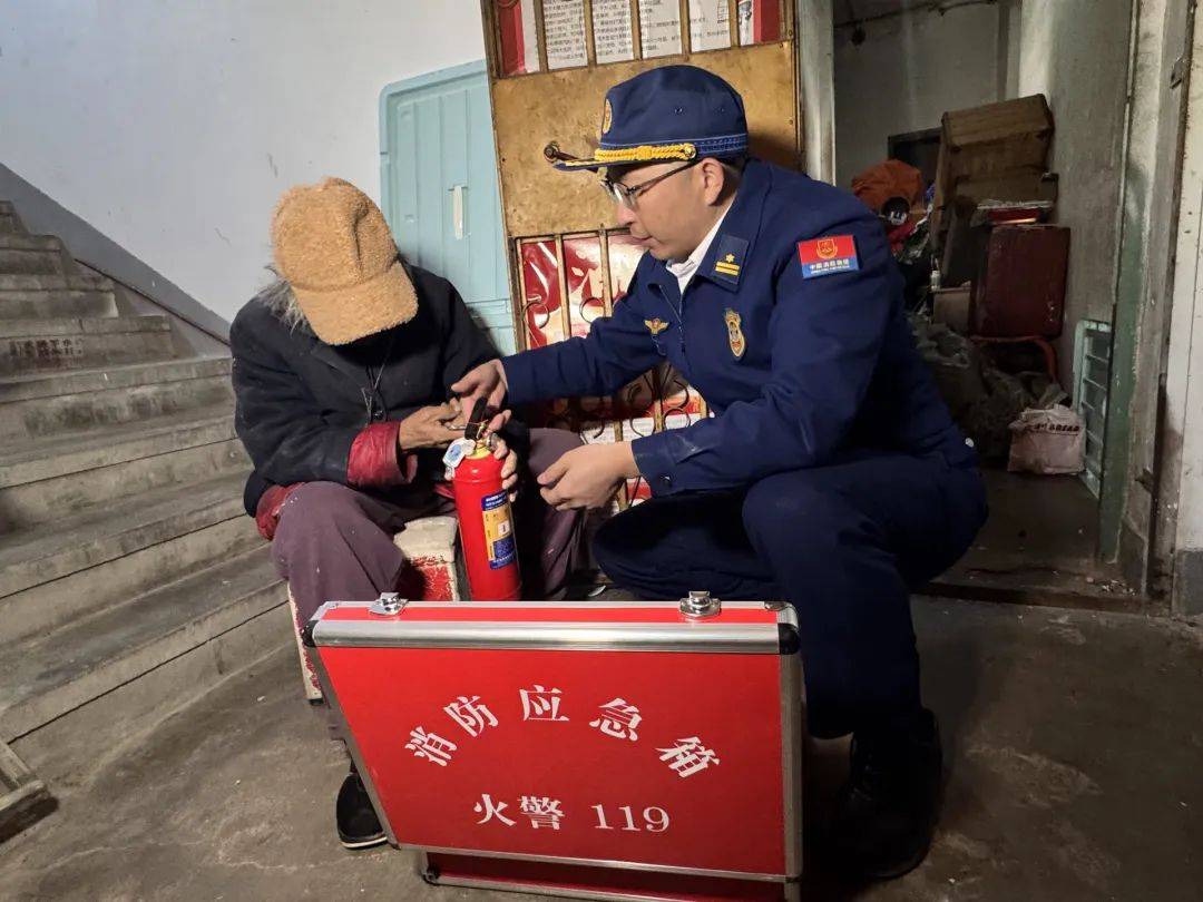 退休金超9000<strong></p>
<p>网络交易的影响</strong>,91岁老人家中却“垃圾成山”!原因心酸