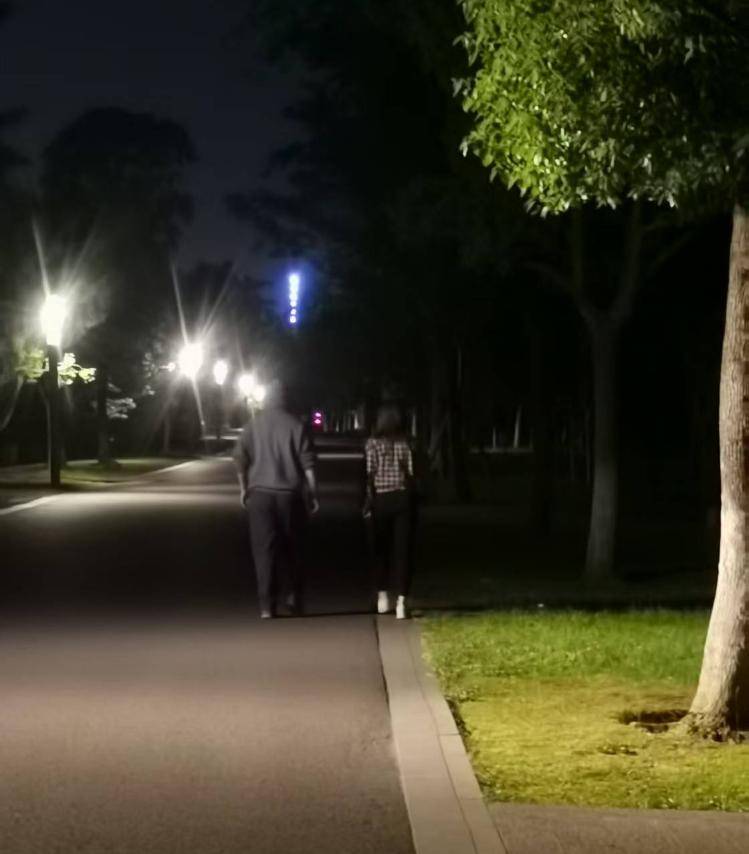 33岁单身女护士公园邂逅58岁已婚教授<strong></p>
<p>网络交易的影响</strong>,怀孕后对方两帆布口袋装400万了断,她再次索要600万被判三缓五