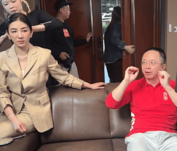 周鸿祎回应参演的短剧辣眼睛：黄奕诱惑<strong></p>
<p>货币掉期交易</strong>我的剧情是DeepSeek设计的