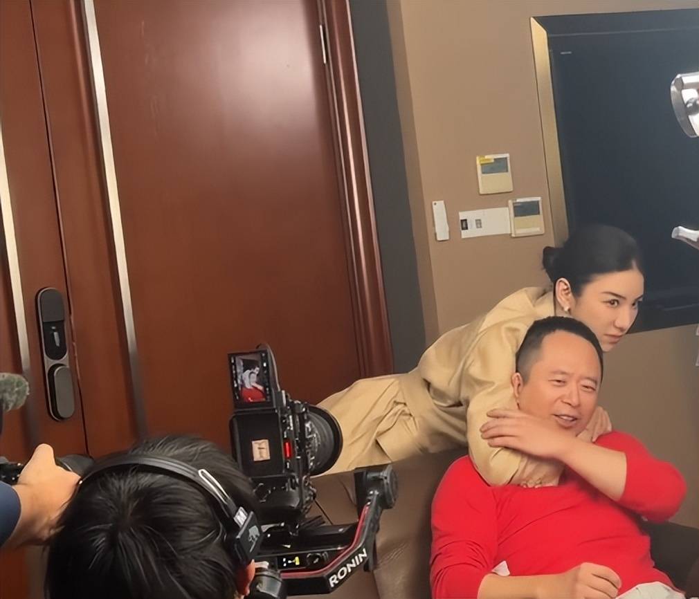 周鸿祎回应参演的短剧辣眼睛：黄奕诱惑<strong></p>
<p>货币掉期交易</strong>我的剧情是DeepSeek设计的