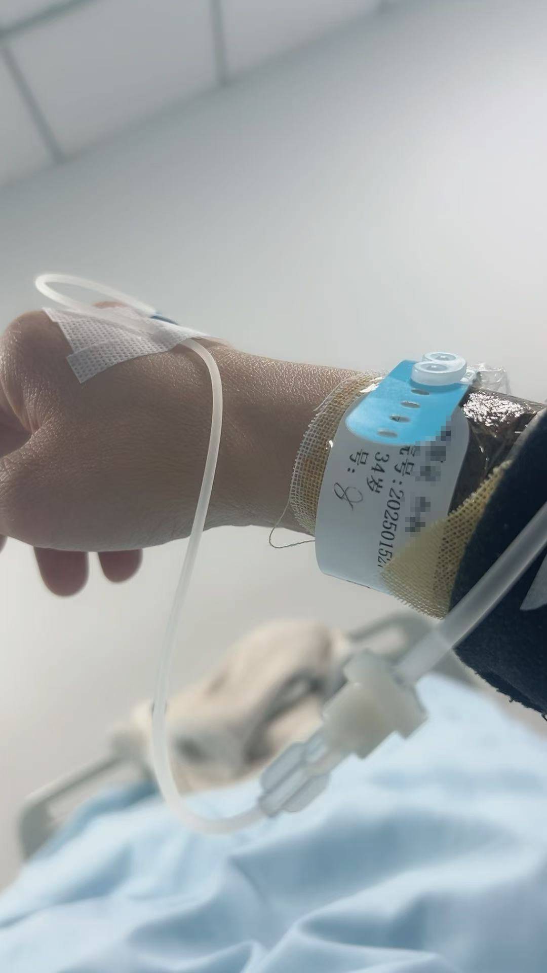 山东一单亲妈妈直播间阻止网友辱骂“唐宝”少年遭上门殴打<strong></p>
<p>叠加软件</strong>,警方:已受理案件,正调查