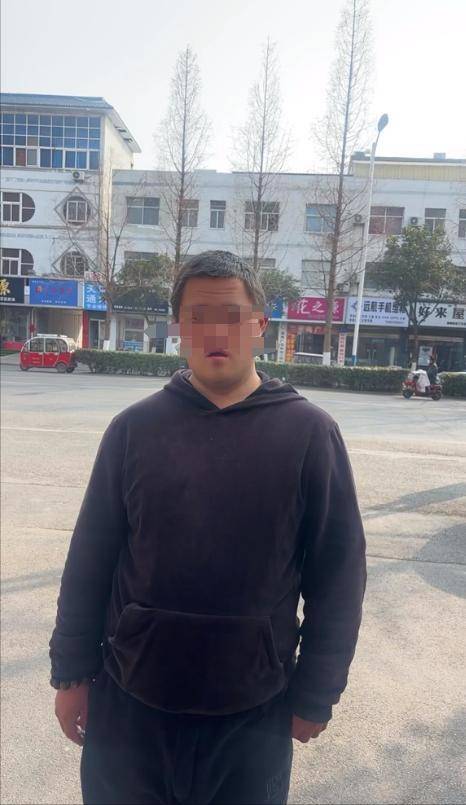 山东一单亲妈妈直播间阻止网友辱骂“唐宝”少年遭上门殴打<strong></p>
<p>叠加软件</strong>,警方:已受理案件,正调查