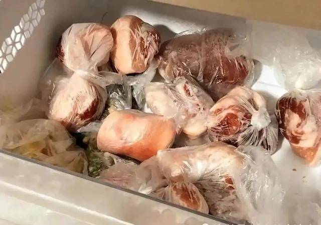 长期吃久冻的肉危害大<strong></p>
<p>币行</strong>?冰箱里的肉冻多久就不能吃了?医生说清楚