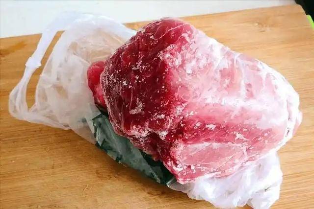 长期吃久冻的肉危害大<strong></p>
<p>币行</strong>?冰箱里的肉冻多久就不能吃了?医生说清楚