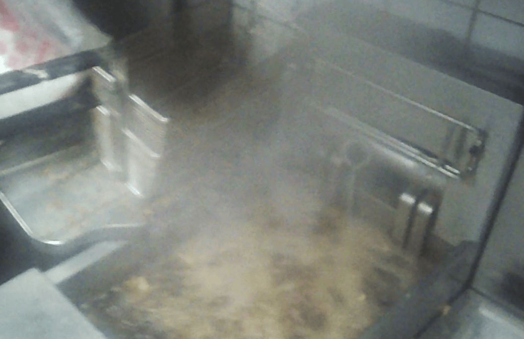 被曝“全员健康证都是假证”<strong></p>
<p>软件的根目录</strong>，华莱士致歉：永久关停涉事门店