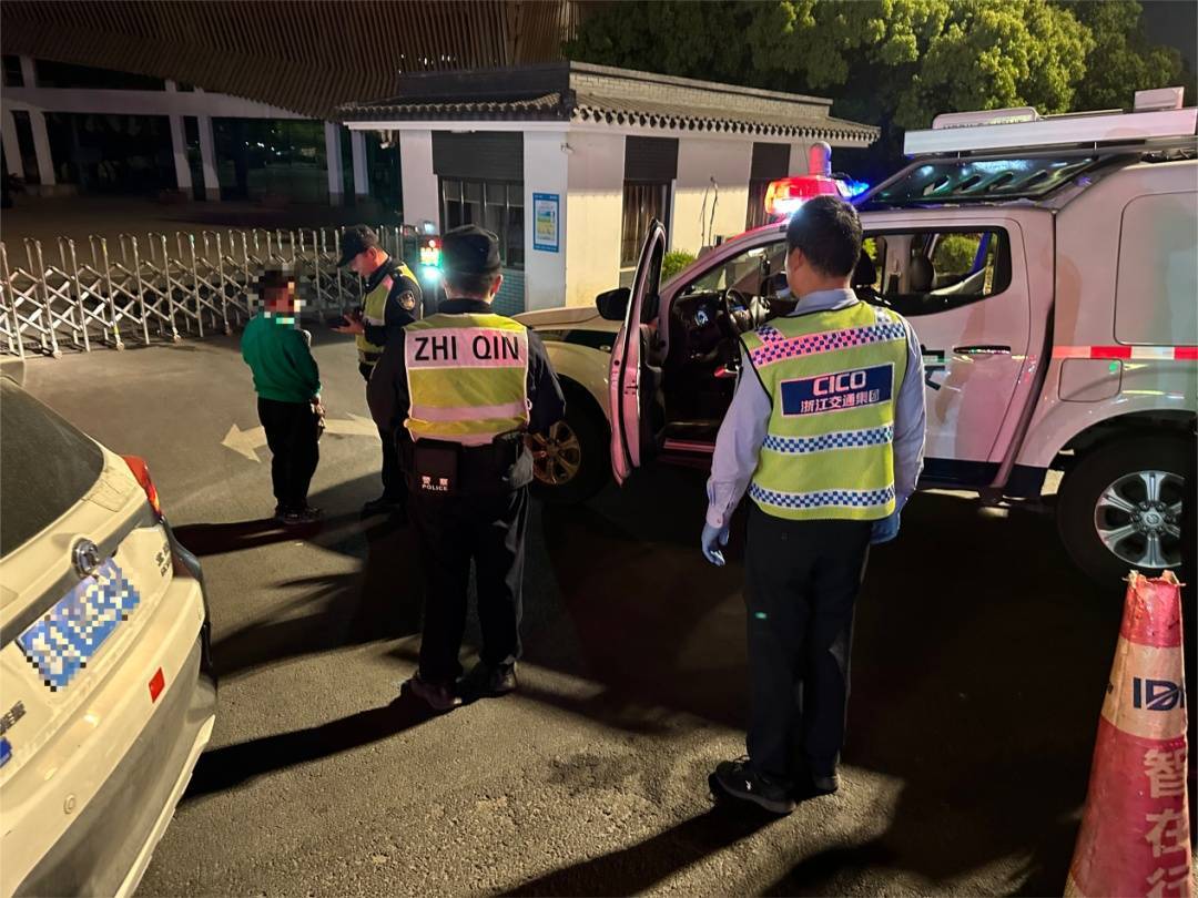 12岁男孩凌晨偷开父母车上高速<strong></p>
<p>藏软件的软件</strong>，因车技太差被发现了……