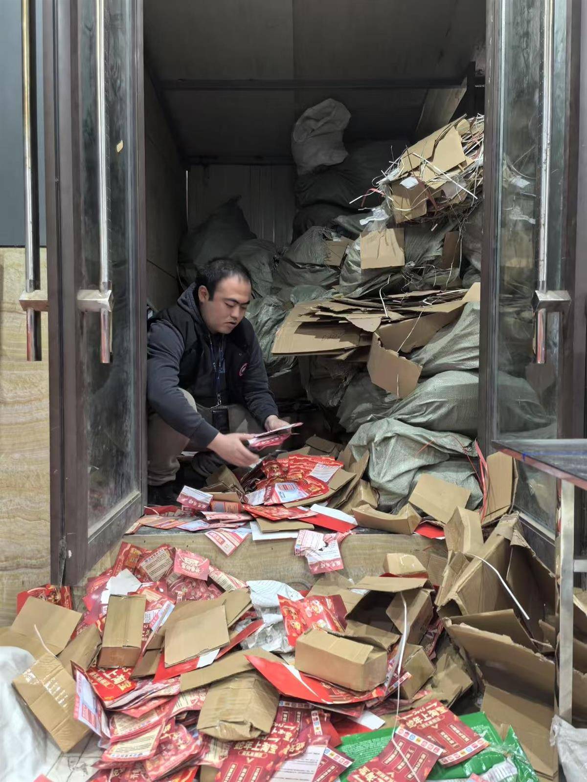 他发出的81万件快递全是电诈卡片<strong></p>
<p>债券交易数据</strong>!武汉江岸警方破获特大诈骗案