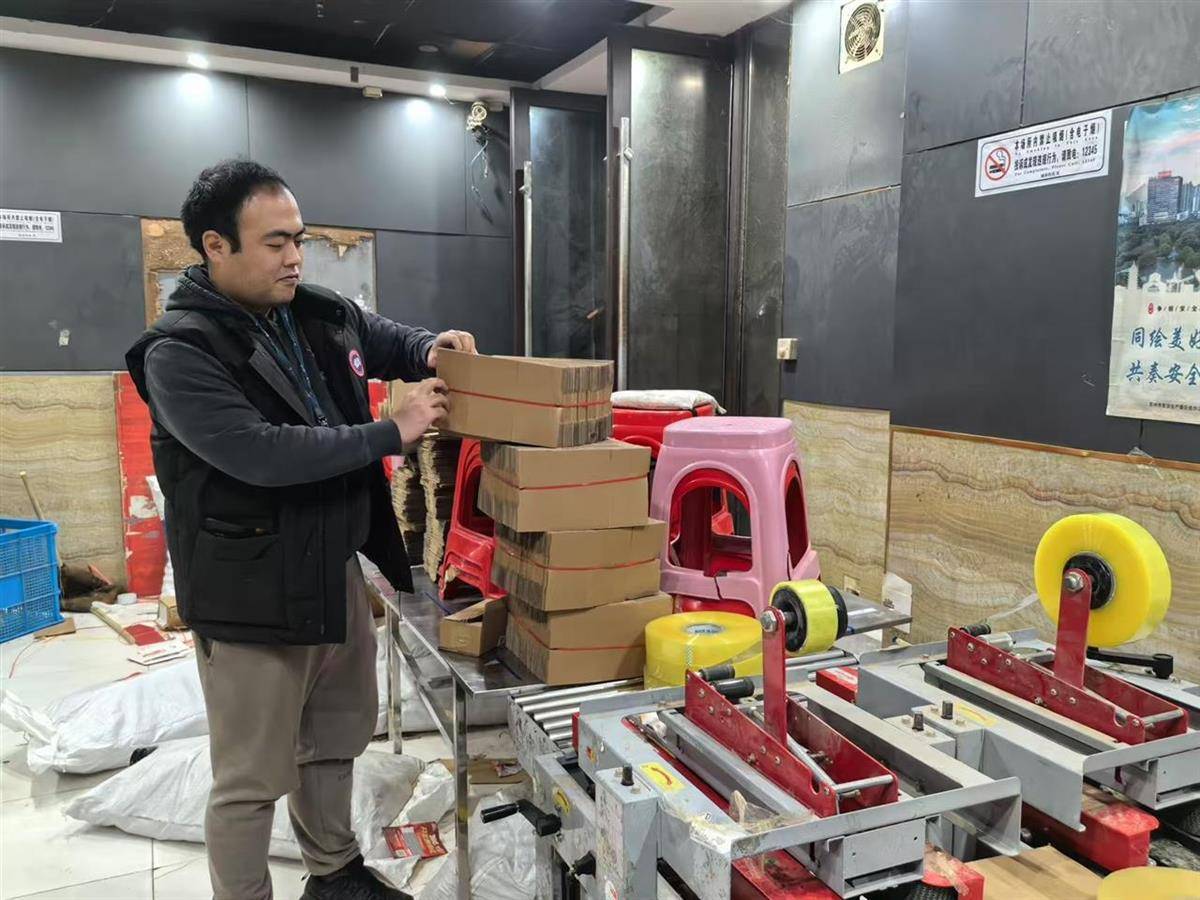 他发出的81万件快递全是电诈卡片<strong></p>
<p>债券交易数据</strong>!武汉江岸警方破获特大诈骗案