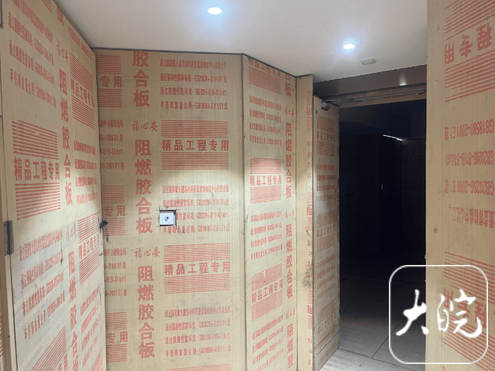 武汉长江边一54层住宅楼顶出现“楼上楼” 部门回应:已立案调查违建情况