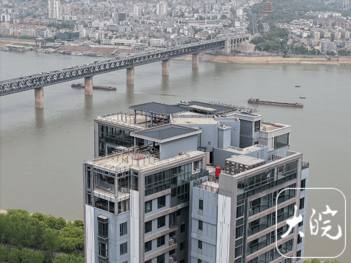 武汉长江边一54层住宅楼顶出现“楼上楼” 部门回应:已立案调查违建情况