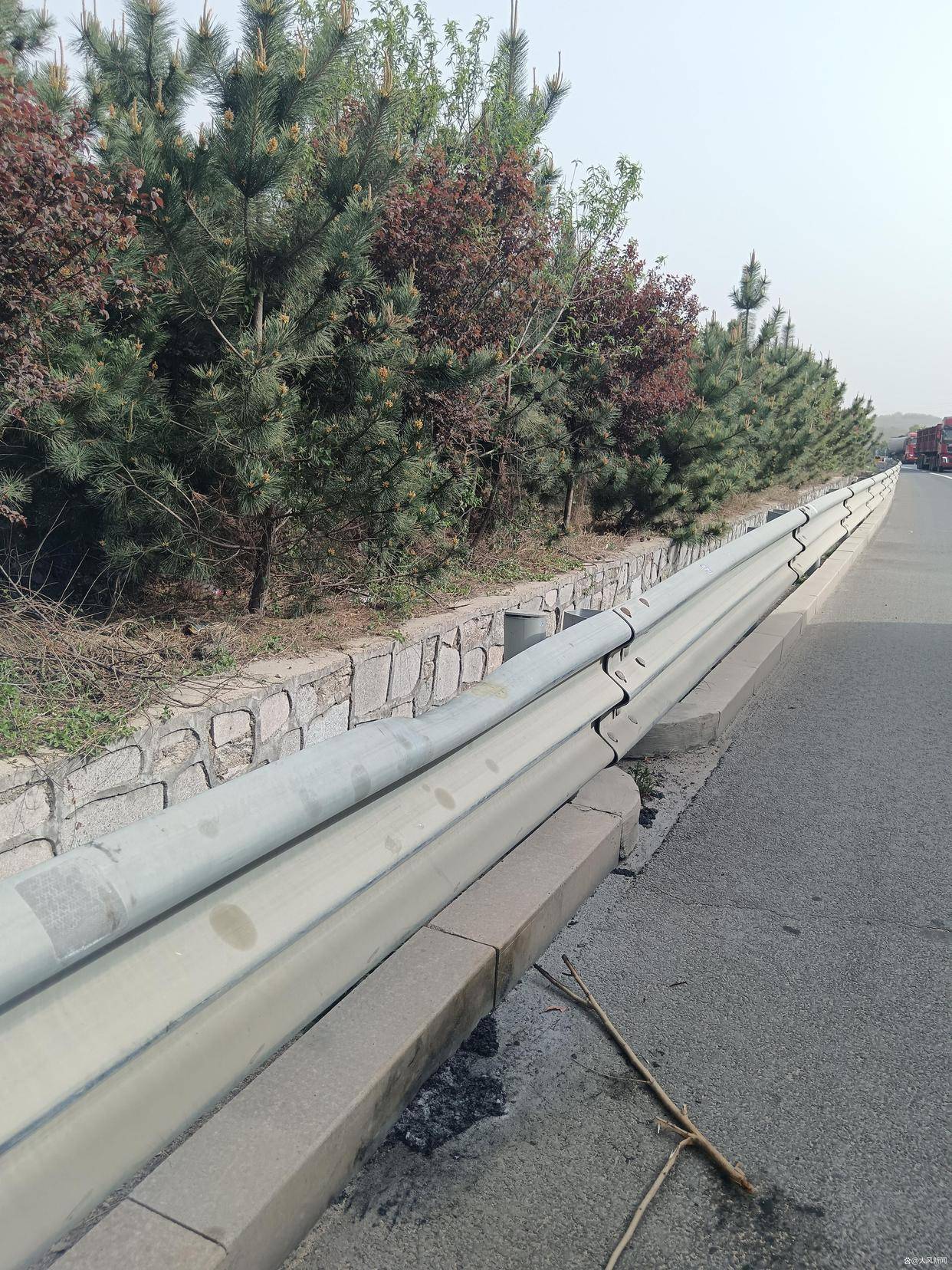 汽修店老板道路救援支千斤顶<strong></p>
<p>刷软件</strong>,大货车箱体侧翻致其身亡;五莲县警方:不属车祸建议自诉