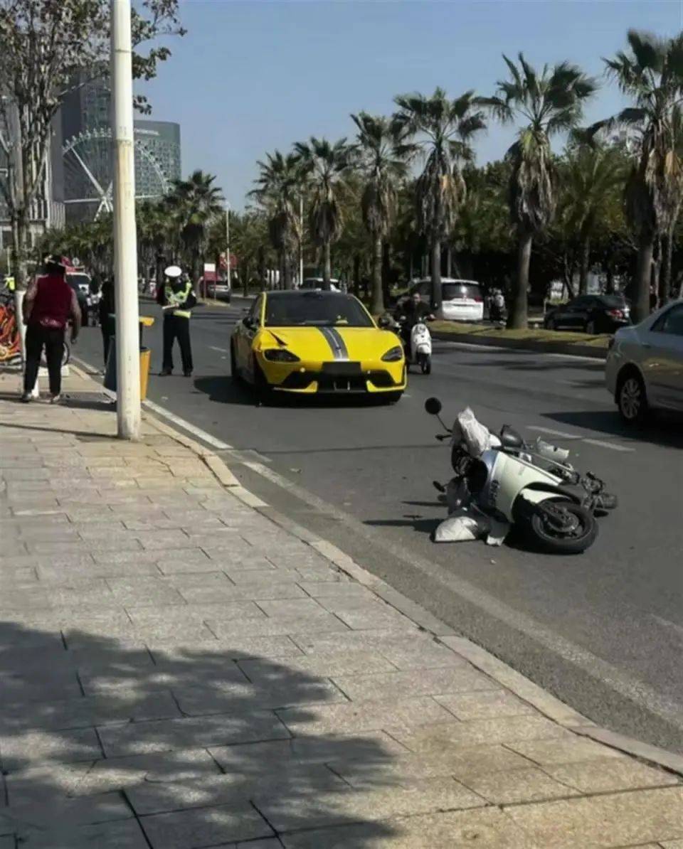 福建泉州一小米SU7 Ultra撞上电动车致26岁女生重伤<strong></p>
<p>刷软件</strong>,疑似受害者妹妹发声:姐姐送医治疗20余天,现已去世