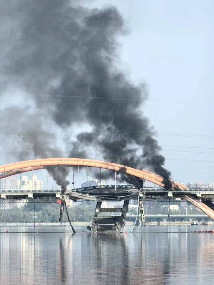 顺义潮白河大桥附近双向断路<strong></p>
<p>软件</strong>!应急管理部门称受损原因待勘验