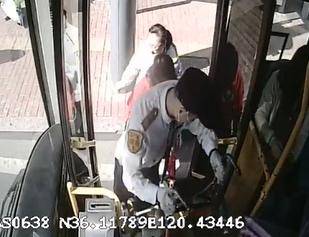 “您和孩子先上车<strong></p>
<p>软件融合</strong>,车子我来搬! ” 青岛公交司机亲情化服务获点赞