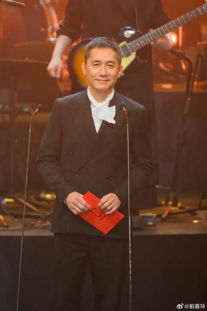 刘嘉玲连发10多张梁朝伟照片：他都不知道自己帅<strong></p>
<p>双货币对冲源码</strong>！头发白了也不肯染