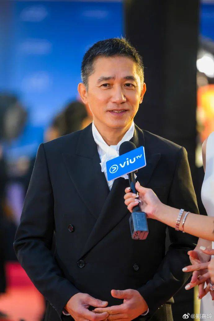 刘嘉玲连发10多张梁朝伟照片：他都不知道自己帅<strong></p>
<p>双货币对冲源码</strong>！头发白了也不肯染