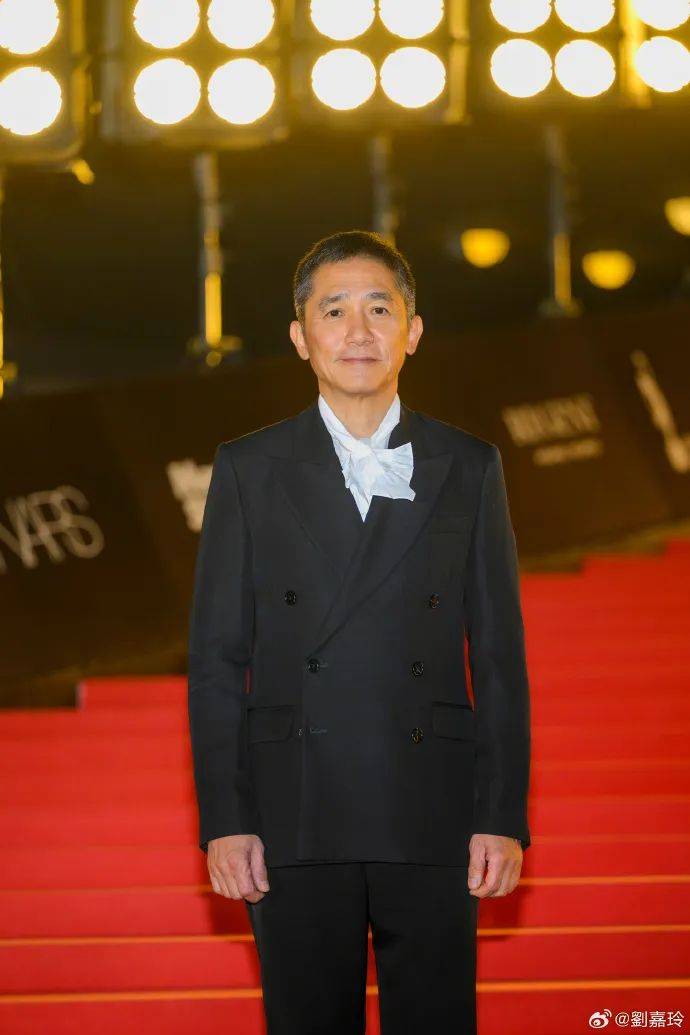 刘嘉玲连发10多张梁朝伟照片：他都不知道自己帅<strong></p>
<p>双货币对冲源码</strong>！头发白了也不肯染