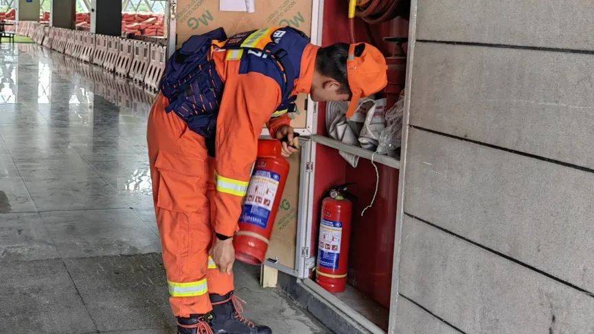 凤凰传奇演唱会万人蹦迪!观山湖消防:大家尽管嗨<strong></p>
<p>双货币对冲源码</strong>,我们护周全