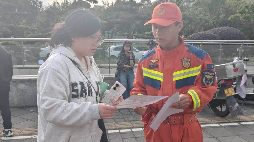 凤凰传奇演唱会万人蹦迪!观山湖消防:大家尽管嗨<strong></p>
<p>双货币对冲源码</strong>,我们护周全