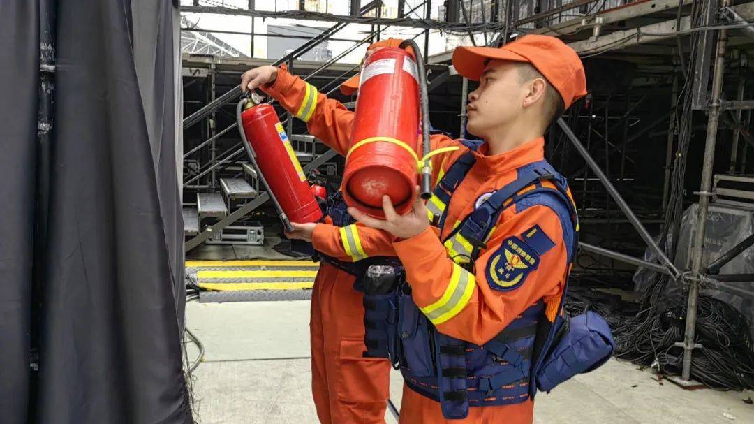 凤凰传奇演唱会万人蹦迪!观山湖消防:大家尽管嗨<strong></p>
<p>双货币对冲源码</strong>,我们护周全