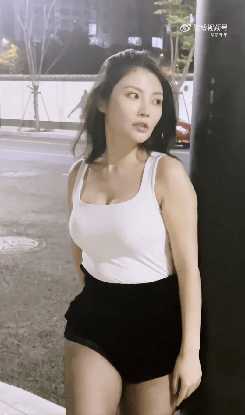 “椰树女神”徐冬冬大方晒照<strong></p>
<p>对冲货币</strong>，并配文：我的蝴蝶袖，很丰腴！