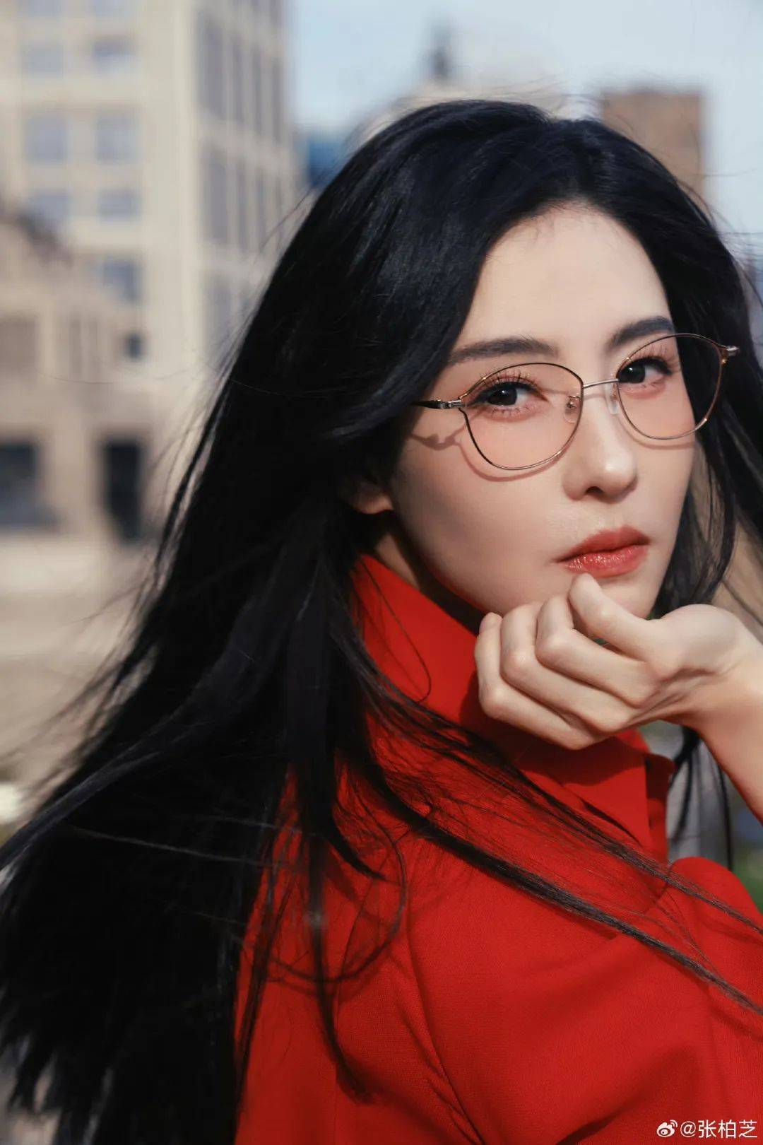 张柏芝身穿豹纹装<strong></p>
<p>tbcc币</strong>，时隔26年再现我养你名场面！烈焰红唇太抢镜