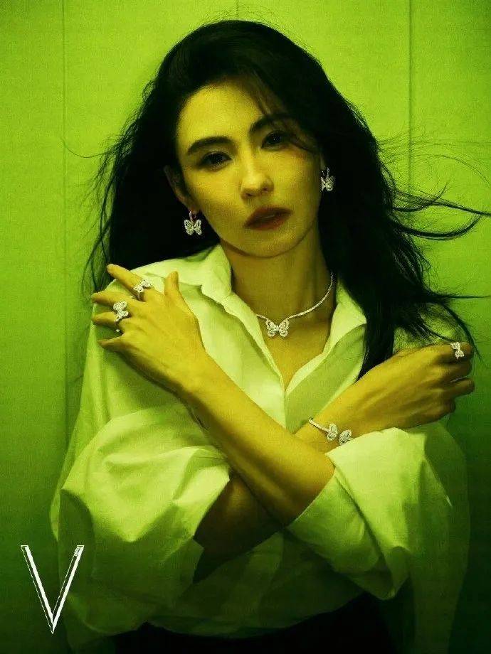 张柏芝身穿豹纹装<strong></p>
<p>tbcc币</strong>，时隔26年再现我养你名场面！烈焰红唇太抢镜