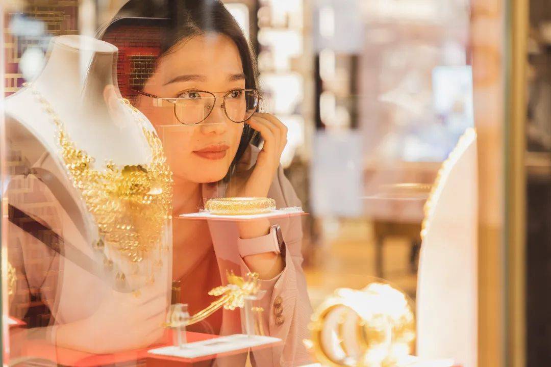 太突然!金价连续大跌,“买个手镯,半个月缩水2000多元<strong></p>
<p>在线货币换算</strong>。”