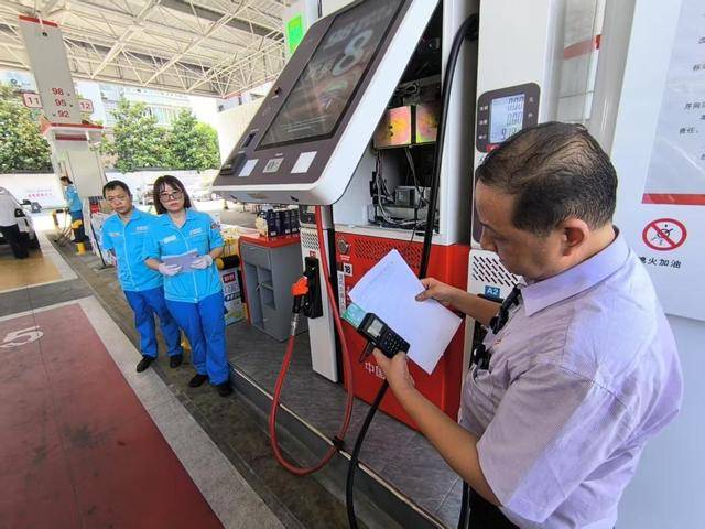 汽车加完油<strong></p>
<p>清币价格</strong>，留在加油枪和油管里的油计费吗？