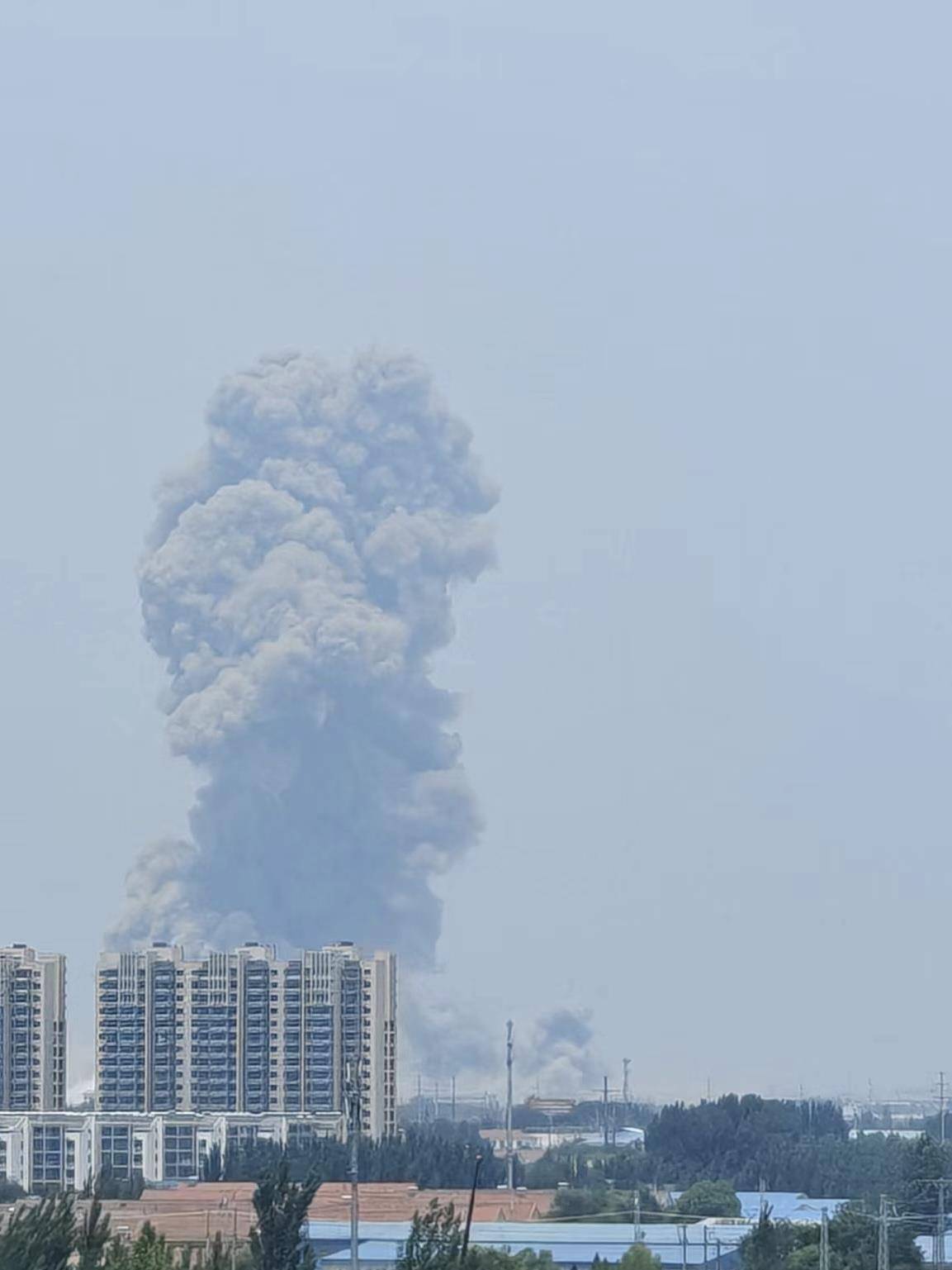 山东高密一化工车间发生爆炸<strong></p>
<p>美货币升值</strong>,一公里外饭店窗户被震碎,当地:现场已疏散完毕,具体情况核实中