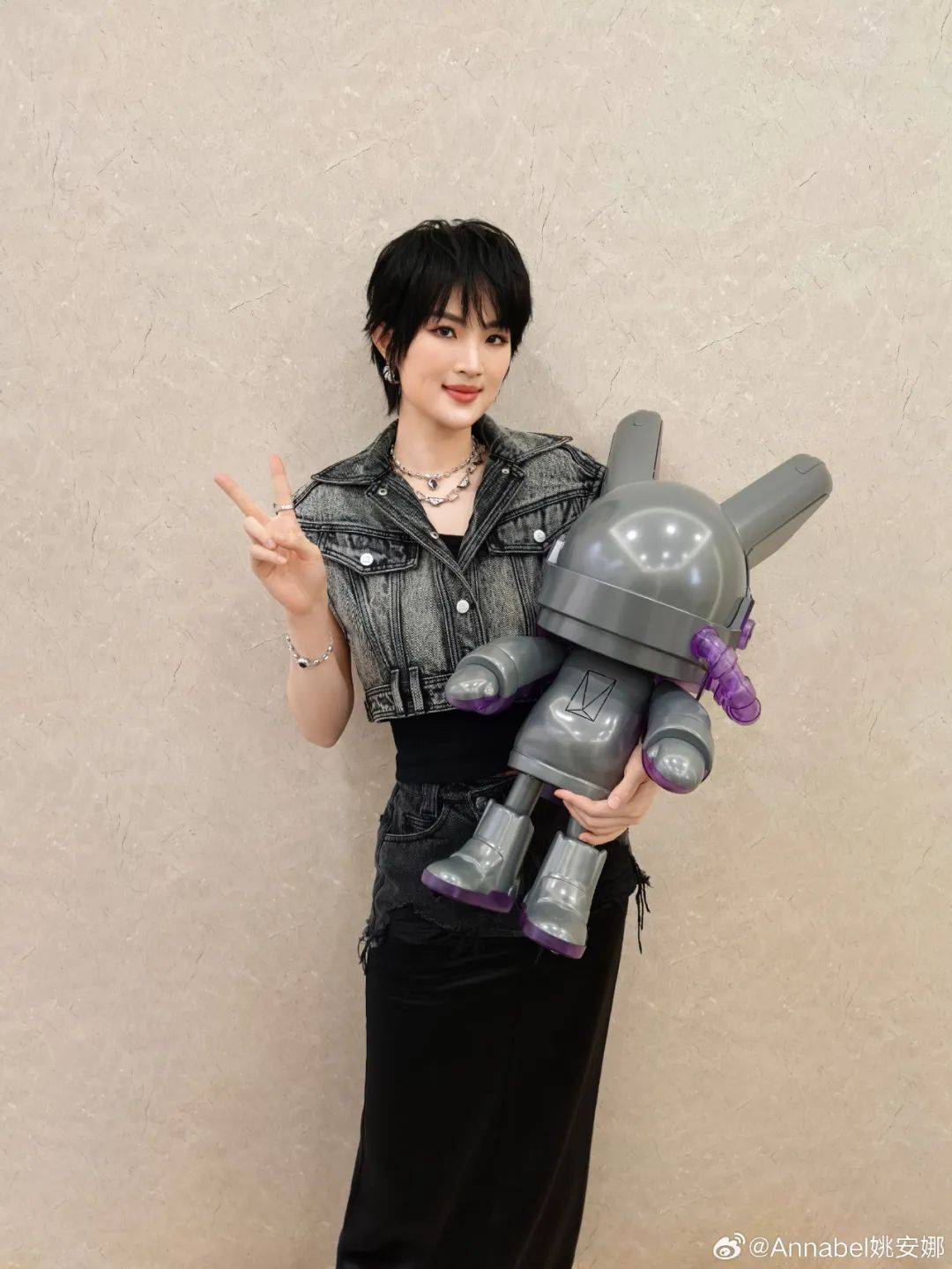 姚安娜被问到哈佛大学拒收国际生<strong></p>
<p>美货币升值</strong>,微笑回应“还好毕业了”,此前曾以满分成绩考入哈佛大学