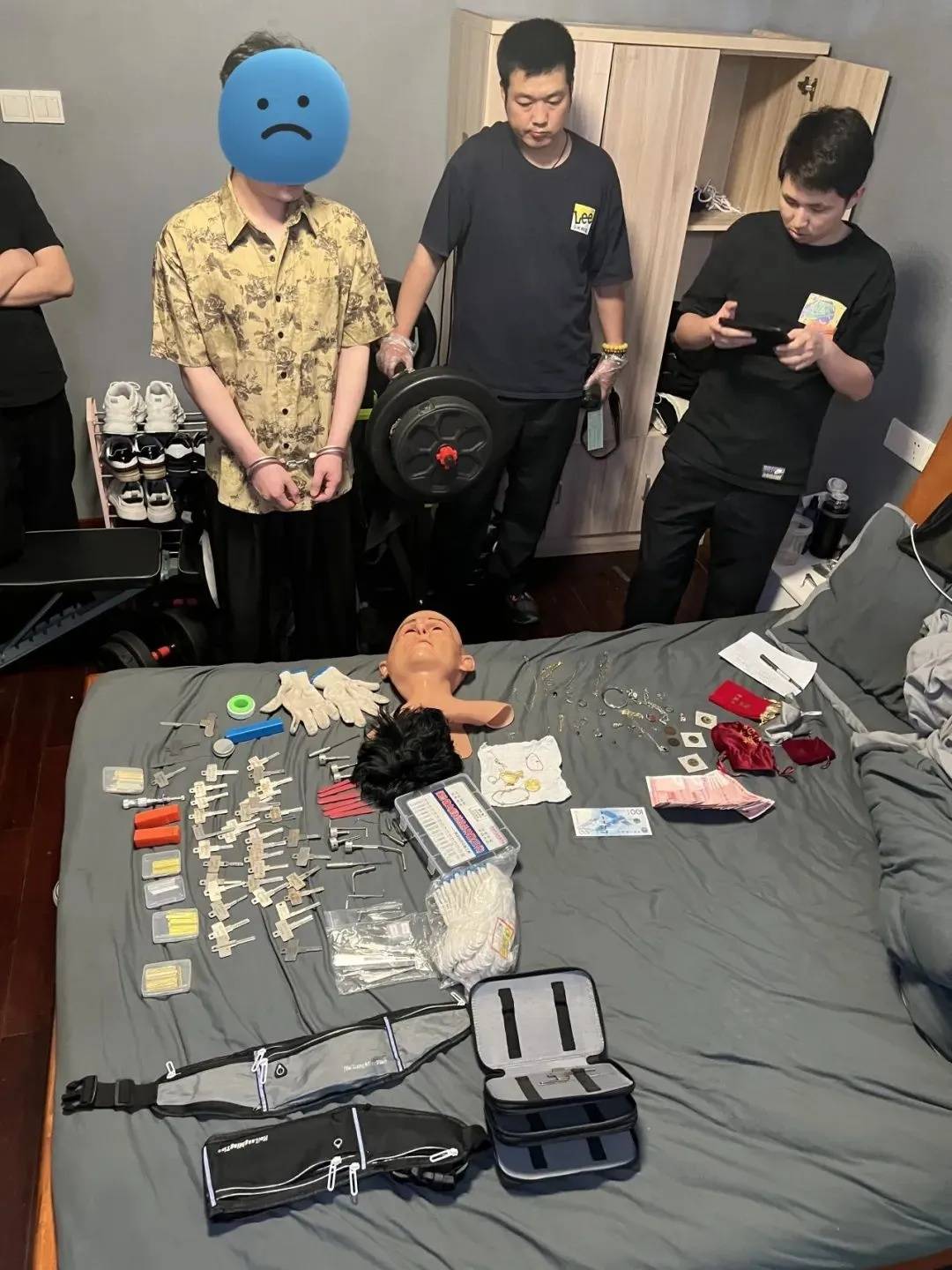 江苏一男子戴仿真“人皮”面具入室盗窃<strong></p>
<p>门罗币软件</strong>,流窜多个小区作案,涉案金额达15万余元