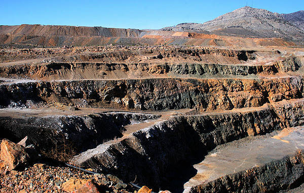 “美国想摆脱中国稀土还要十年<strong></p>
<p>多货币对冲</strong>,中国已造出多数美国芯片替代品”