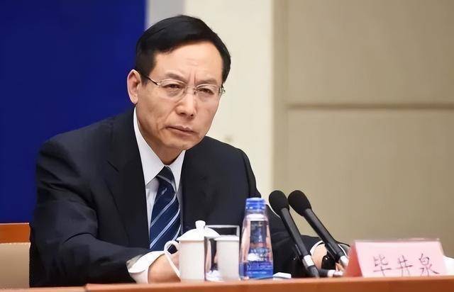 69岁原中央委员落马<strong></p>
<p>多货币对冲</strong>,7年前曾引咎辞职!贪了近20年的“老虎”被判死缓