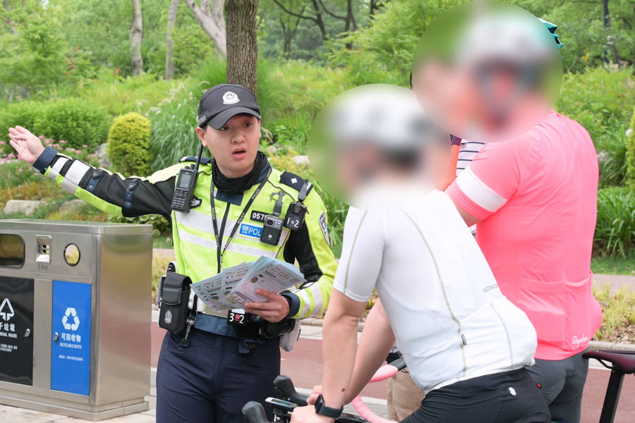 对“暴骑团”出手<strong></p>
<p>多货币对冲</strong>!浦东交警严查违法骑行:公路不是竞技场